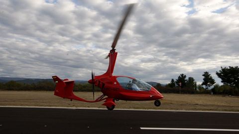 El autogiro de Silvino Rodrguez, en su despegue este domingo en direccin a Vigo