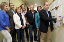 Mois�s Rodr�guez, con varios miembros de su equipo el d�a que estrenaron el control horario. G. RIVAS