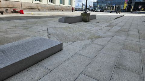 Imagen del desnivel que est� causando tropiezos y ca�das.