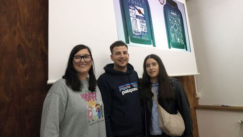 Sonia Gude y �lex Nespereira con Nuria Ord��ez, autora del dise�o de la sudadera dorneira de este a�o (a la derecha de la imagen co n�mero 18)