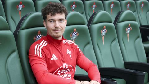 �lvaro posando en los banquillos del estadio de A Malata. 