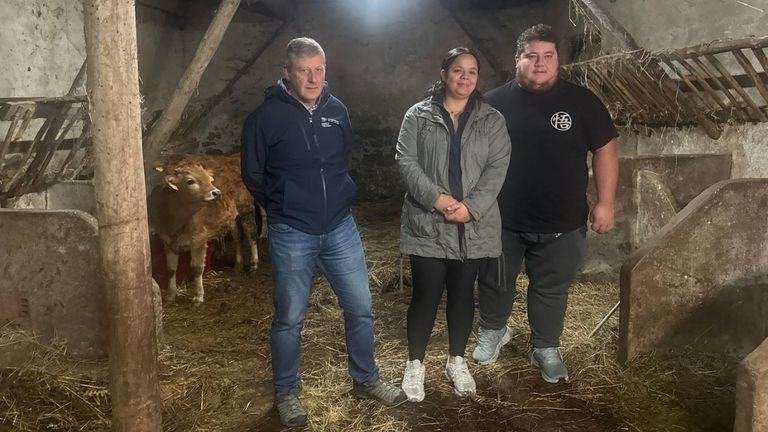 El gerente del Banco de Tierras, Jos� Ram�n Feito, junto a los ganaderos Daynna Palomo y Esteban Alberto Avalos