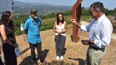El conselleiro de Ciencia, Rom�n Rodr�guez (derecha), departe con algunos de los colaboradores del proyecto Nexus de Vi�a Costeira.
