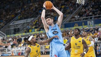 Danko Brankovic captura un rebote ante los jugadores locales Albicy y Miteo