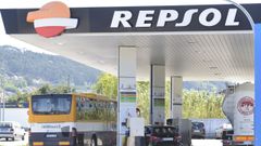Veh�culos repostando en una gasolinera en Vilaboa este lunes