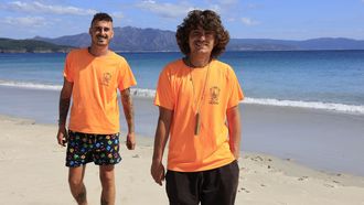 Iago L�pez y Salvador Fern�ndez trabajaron dos meses en la playa de Langosteira.