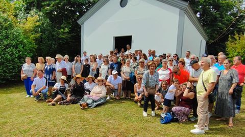 Participantes en el encuentro, junto a la capilla, en la parroquia de Vilarrube (Valdovio)