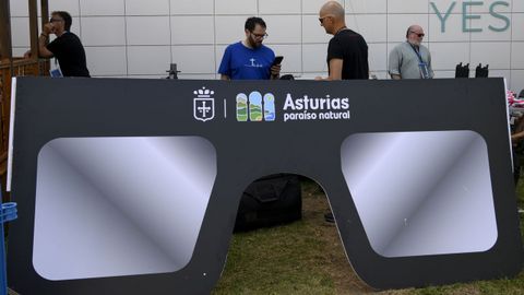 Gafas gigantes para el eclipse a la entrada del pabell�n de Asturias en la Feria Internacional de Muestras de Asturias (FIDMA)