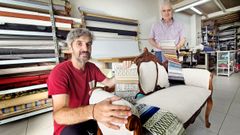 Antonio Varela, de la tapicer�a Antonio Varela, que cumple 60 a�os en el 2027, posa con su padre Amador, el fundador de la empresa viguesa.