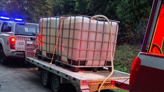 Los integrantes de la agrupaci&oacute;n local de Protecci&oacute;n Civil son los encargados de llevar el agua a estos dos n&uacute;cleos de poblaci&oacute;n
