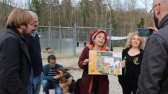 Visita de miembros de Podemos a la protectora de animales del Oriente