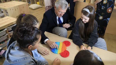 El presidente gallego con algunos nios de un colegio compostelano en el da de la vuelta al cole en Galicia