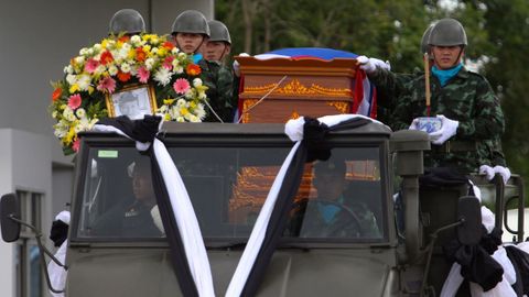 El caj�n con el cuerpo del Saman Kunan, de 38 a�os, quien se qued� sin ox�geno mientras estaba sumergido y tras completar con �xito una misi�n de suministro a la cueva.