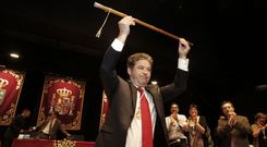 Miguel Anxo Fern�ndez Lores (BNG) exhibi� por quinta vez el bast�n de mando que lo acredita como alcalde de Pontevedra. 