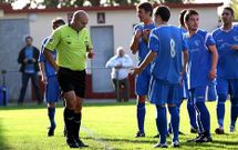 El colegiado Jos� Luis Zas V�zquez durante el encuentro del derbi entre el Sof�n y el Corme. 