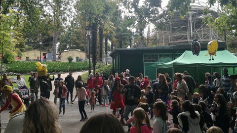 Los ni�os cantan al ritmo de Chayanne en el parque de San Francisco.
