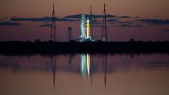 El cohete SLS ayer en la plataforma de lanzamiento del centro espacial Kennedy en Florida