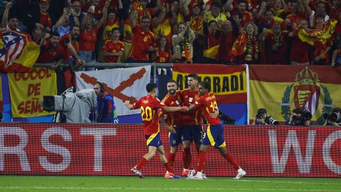 Los jugadores  espa�oles celebran el primer gol 