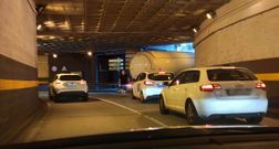 Cami�n atascado en el t�nel de Juana de Vega