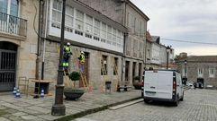 Operarios de Rede Aberta trabajan en la instalaci�n de la fibra �ptica en el casco antiguo de Chantada