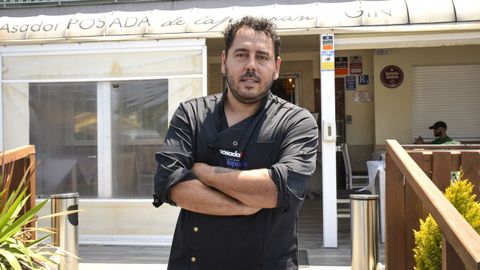 Juanjo Gondar, en la puerta del asador de Lapamán, en Marín