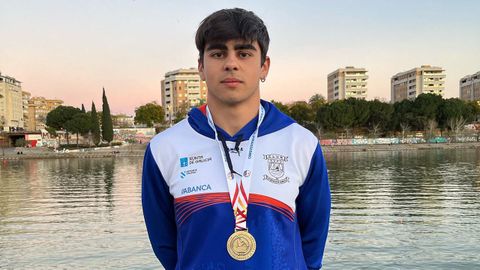 Pedro Torrado (As Torres-Romaría Vikinga), con su medalla de campeón de España de Invierno de C1 Xuvenil en Sevilla