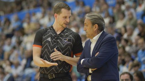 Luis Casimiro dialoga con un �rbitro en el Breog�n-Gran Canaria de la pasada liga.