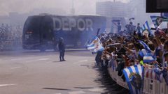 El autob�s del Deportivo llegando a Abanca Riazor en un recibimiento multitudinario