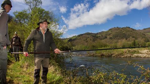 Un grupo de pescadores en el pozo de Las Mestas, en Cornellana, Asturias