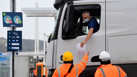 Un camionero ense�a la documentaci�n en el control del Eurot�nel de Folkestone.