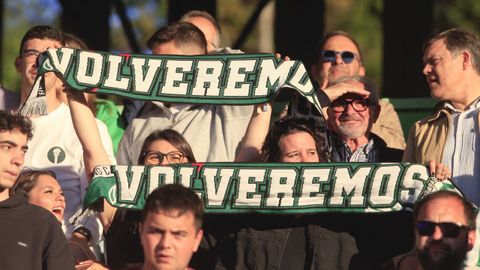 Aficionados del Racing portando bufandas con la leyenda volveremos.