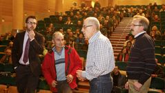 Algunos de los organizadores, con parte de los asistentes al Pazo.