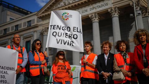 Concentracin de enfermos de ELA y familiares ante el Congreso el mes pasado