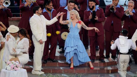 Bad Bunny invit� al escenario a Lady Gaga