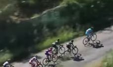 Nibali es remolcado por el coche de su equipo