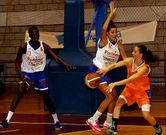 Las vilagarcianas pasaron muchos apuros para vencer el Aros Le�n en el debut liguero. 