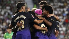 Los jugadores del Bar�a se abrazan tras el primer gol de Raphinha.
