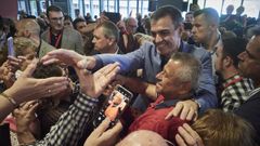 Pedro Sánchez saluda a los asistentes a un acto del PSOE en Pamplona este sábado