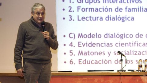 Ram�n Flecha, en una conferencia en Ferrol en el 2013