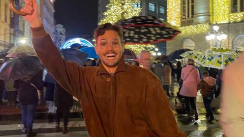 Jer�nimo Noriega disfrutando de las luces de Navidad en Oviedo.