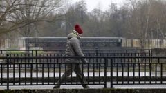 Un hobre con gorro en Monforte de Lemos durante el pasado mes de enero