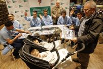 Los jugadores del Compos, con la afici�n. 