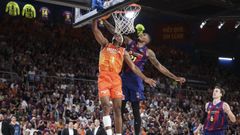 Kameron Taylor y Will Clyburn, en un lance del cuarto partido de la final de la Liga Endesa.
