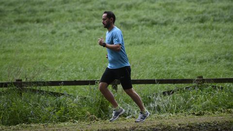 Gente caminando o haciendo deporte por el Paseo de Ponti�as en Lal�n