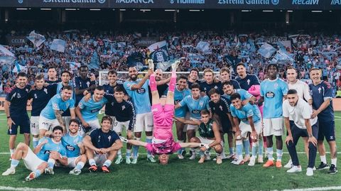 Los jugadores del Celta, celebrando el triunfo ante el Racing de Santander, con Radu haciendo el pino.