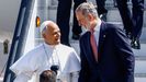 Le�n XIV y Felipe VI se bajan del avi�n que iba a transportar al pont�fice a Roma.