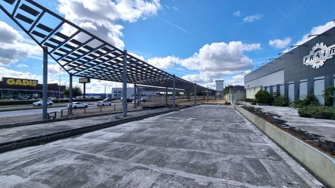 Parque de energas alternativas. Intento fallido en la poca del tercer mandato de Orozco de convertir esta zona de O Ceao en un lugar de generacin de energa con paneles solares, aerogeneradores y agua. Este solar lleva aos sin uso y desmantelado