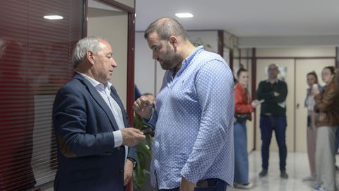 Tomé, ganador de las primarias del PSOE de Lugo, dialoga con el candidato Iván Castro antes de dar a conocer los resultados en la sede socialista
