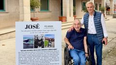 Pepe de Monteiro junto al panel que cuenta la historia de su vida.