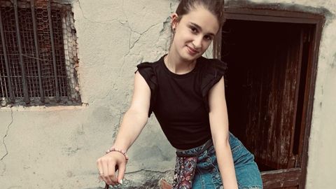 Naiara en la carbonera de su bisabuela, con una faltriquera hecha por ella misma.